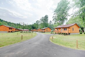 Private Hot Tub: Tuckasegee River Couple's Escape