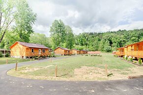 Private Hot Tub: Tuckasegee River Couple's Escape