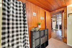 Houghton Lake Cottage - Central Location!
