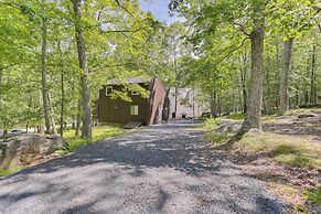 Screened Porch & Deck: Pet-friendly Poconos Escape