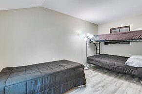 Screened Porch & Deck: Pet-friendly Poconos Escape