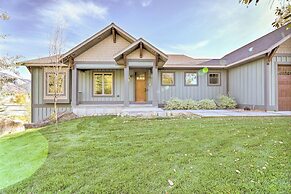 Stunning Valley Home w/ Furnished Deck & Mtn Views