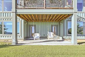 Stunning Valley Home w/ Furnished Deck & Mtn Views