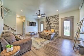 Stunning Valley Home w/ Furnished Deck & Mtn Views