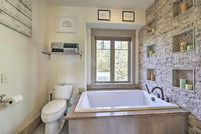 Stunning Valley Home w/ Furnished Deck & Mtn Views