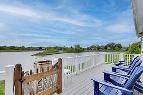 Cozy Narragansett Cottage w/ Dock & Outdoor Shower