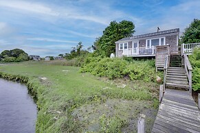 Cozy Narragansett Cottage w/ Dock & Outdoor Shower