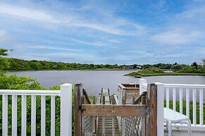 Cozy Narragansett Cottage w/ Dock & Outdoor Shower