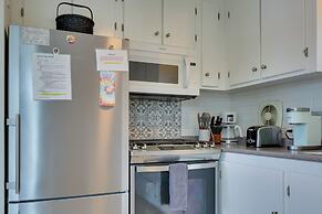 Cozy Narragansett Cottage w/ Dock & Outdoor Shower