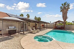 Desert Oasis Getaway 5 Bedroom Home by Redawning