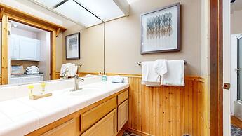 Aspen Creek #227 1 Bedroom Condo by RedAwning