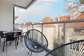 Apartment With Parking by Renters