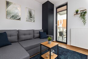 Apartment With Parking by Renters