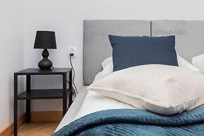 Apartment With Parking by Renters