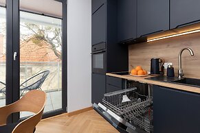 Apartment With Parking by Renters