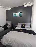 Black Ocean Holiday Apartments