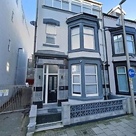 Black Ocean Holiday Apartments