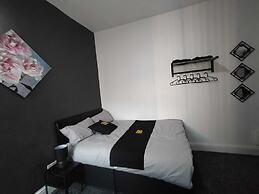 Black Ocean Holiday Apartments