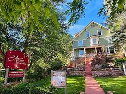 Historic Mansion in the Heart of Manitou Springs Sleeps 22 Events Welc