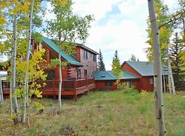 Mountain Lakehouse Cabin on 5 Acres Hottub Pool Table Garage EV Charge