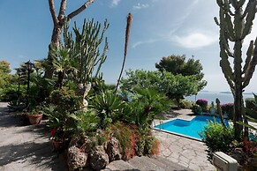 Villa Barkley -luxury Estate With Villa Cottages With a Pool