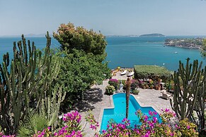 Villa Barkley -luxury Estate With Villa Cottages With a Pool