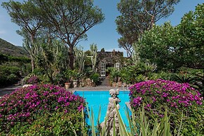 Villa Barkley -luxury Estate With Villa Cottages With a Pool