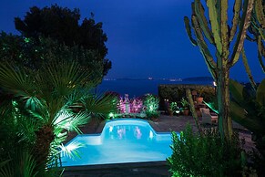 Villa Barkley -luxury Estate With Villa Cottages With a Pool