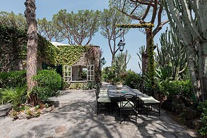 Villa Barkley -luxury Estate With Villa Cottages With a Pool