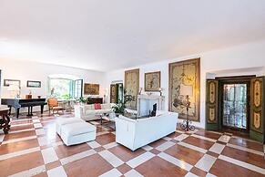 Villa Barkley -luxury Estate With Villa Cottages With a Pool