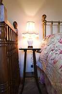 Cosy Secret Cottage in a Beautiful Walled Garden