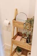 Modern 2bed Flat, Parking, Close to Beach & Shops