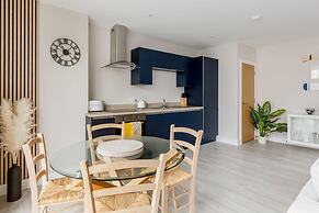 Modern 2bed Flat, Parking, Close to Beach & Shops