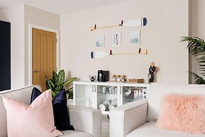 Modern 2bed Flat, Parking, Close to Beach & Shops