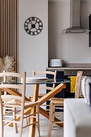 Modern 2bed Flat, Parking, Close to Beach & Shops