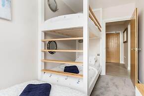 Modern 2bed Flat, Parking, Close to Beach & Shops