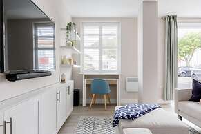 Modern 2bed Flat, Parking, Close to Beach & Shops