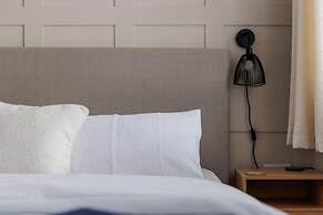 Modern 2bed Flat, Parking, Close to Beach & Shops