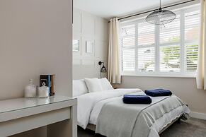 Modern 2bed Flat, Parking, Close to Beach & Shops