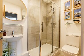 Modern 2bed Flat, Parking, Close to Beach & Shops