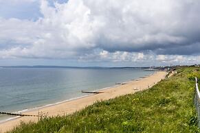 Modern 2bed Flat, Parking, Close to Beach & Shops