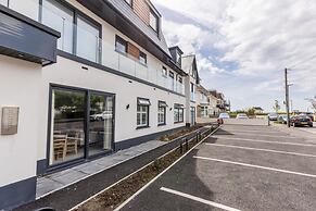 Modern 2bed Flat, Parking, Close to Beach & Shops