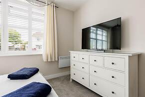 Modern 2bed Flat, Parking, Close to Beach & Shops