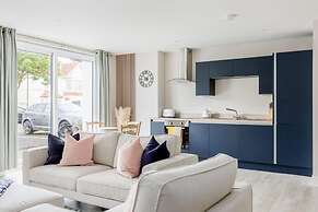 Modern 2bed Flat, Parking, Close to Beach & Shops