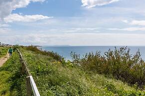 Modern 2bed Flat, Parking, Close to Beach & Shops