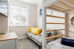 Modern 2bed Flat, Parking, Close to Beach & Shops