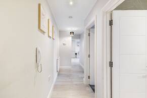 2 Bdrm Penthouse with parking Wycombe