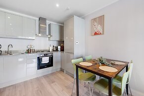 2 Bdrm Penthouse with parking Wycombe