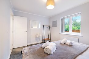 2 Bdrm Penthouse with parking Wycombe