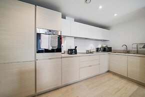 2 Bdrm Penthouse with parking Wycombe